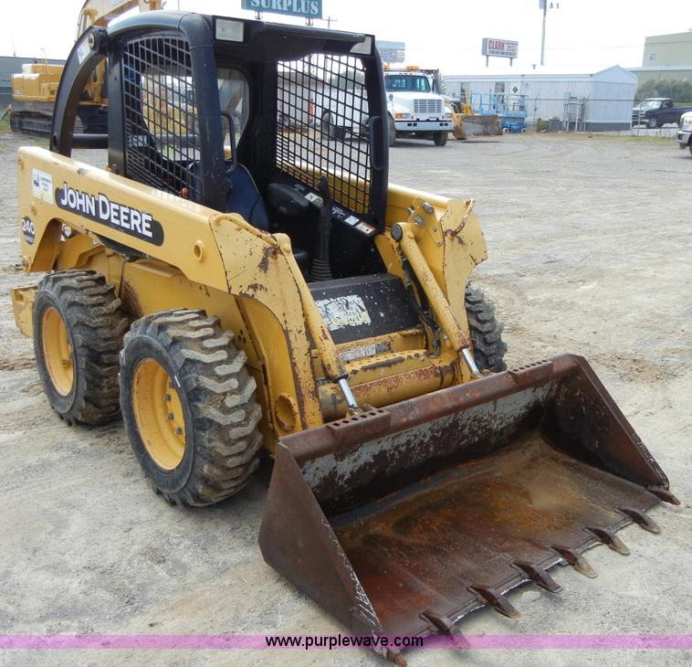 image for item F7502 2003 John Deere 240 Series II skid steer