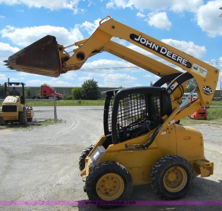 image for item F7502 2003 John Deere 240 Series II skid steer