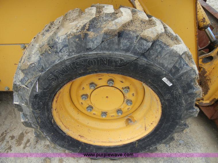 image for item F7502 2003 John Deere 240 Series II skid steer