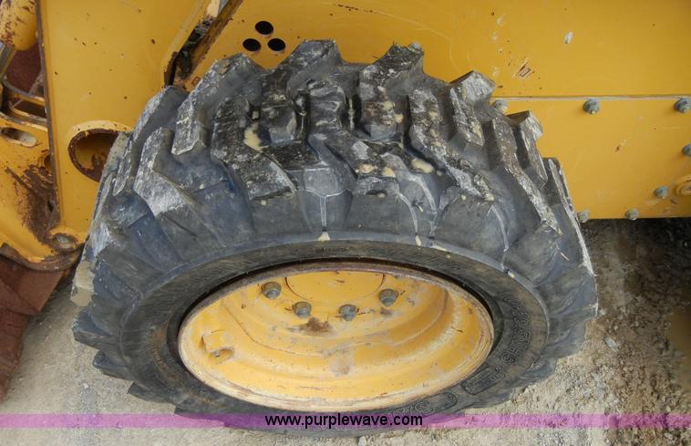 image for item F7502 2003 John Deere 240 Series II skid steer