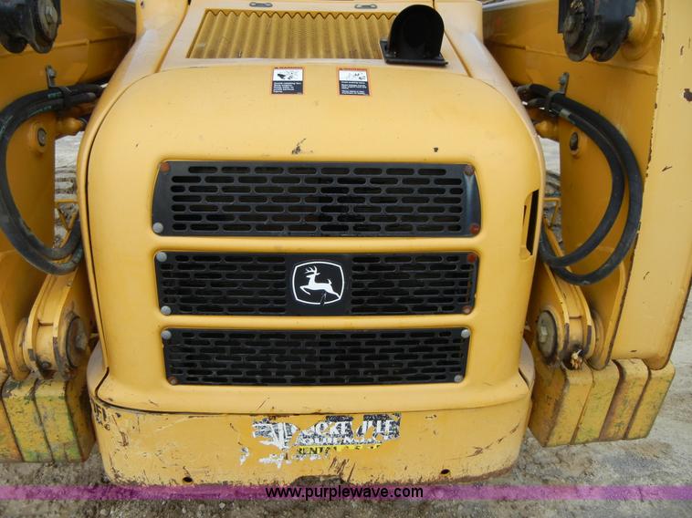 image for item F7502 2003 John Deere 240 Series II skid steer