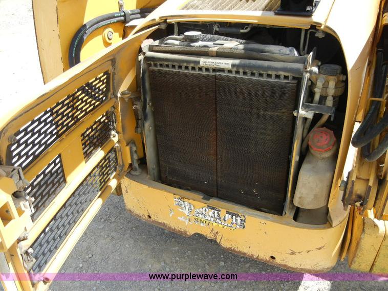 image for item F7502 2003 John Deere 240 Series II skid steer