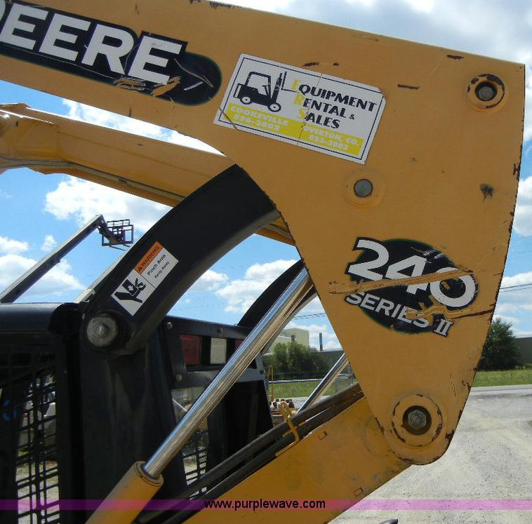 image for item F7502 2003 John Deere 240 Series II skid steer