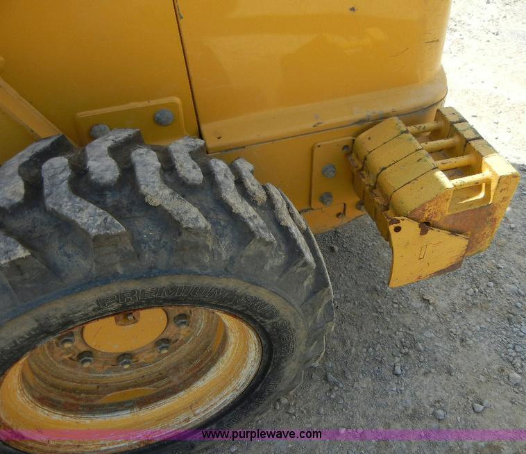 image for item F7502 2003 John Deere 240 Series II skid steer