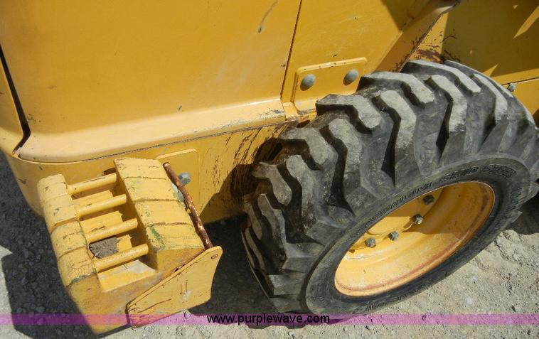 image for item F7502 2003 John Deere 240 Series II skid steer