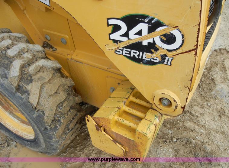 image for item F7502 2003 John Deere 240 Series II skid steer