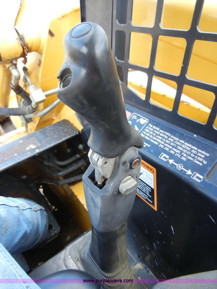 image for item F7502 2003 John Deere 240 Series II skid steer
