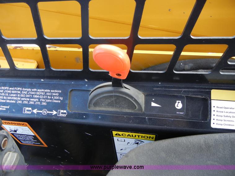 image for item F7502 2003 John Deere 240 Series II skid steer