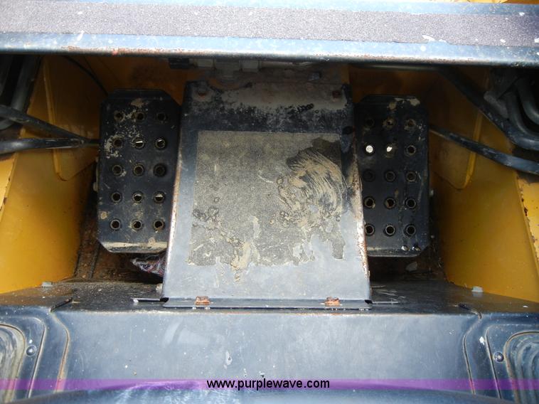 image for item F7502 2003 John Deere 240 Series II skid steer