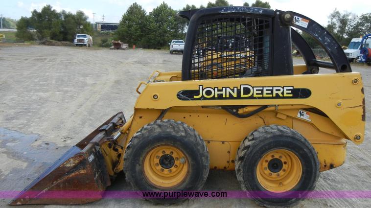 image for item F7503 2002 John Deere 250 skid steer