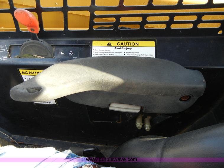 image for item F7503 2002 John Deere 250 skid steer