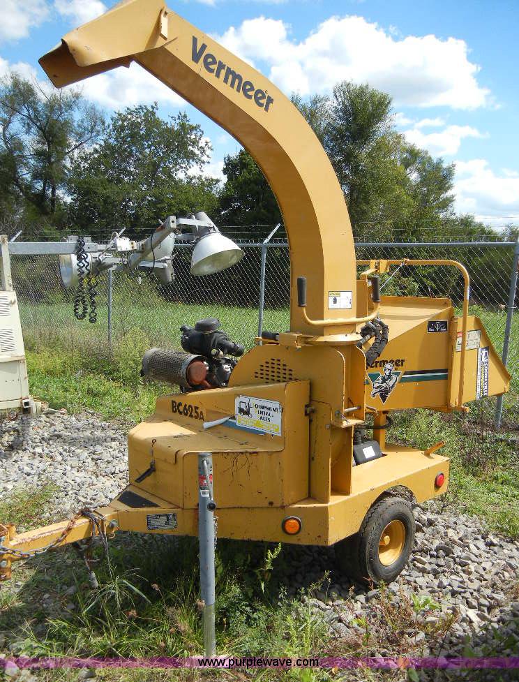 image for item F7510 2001 Vermeer BC625A wood chipper