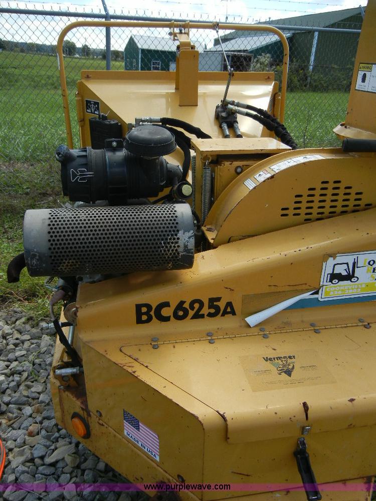image for item F7510 2001 Vermeer BC625A wood chipper