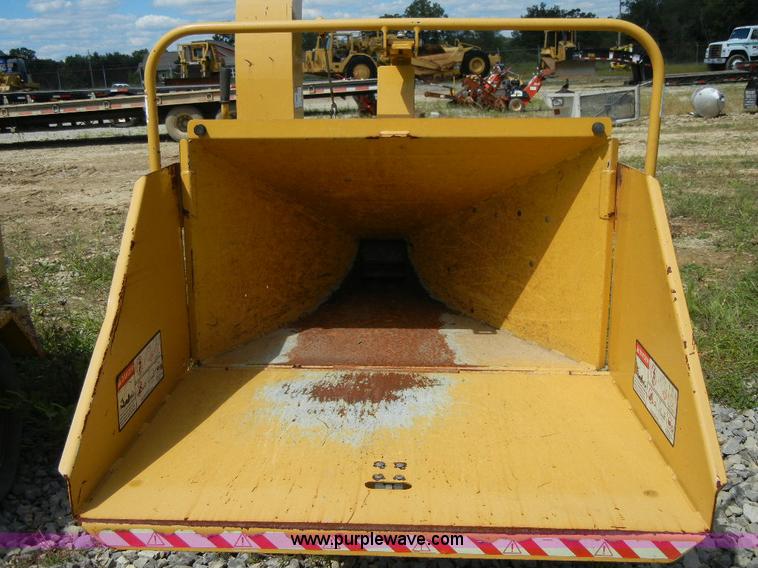image for item F7510 2001 Vermeer BC625A wood chipper