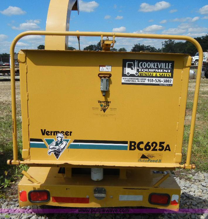 image for item F7510 2001 Vermeer BC625A wood chipper