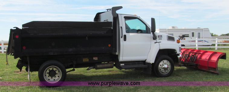 image for item I9786 2004 GMC C5500 dump truck