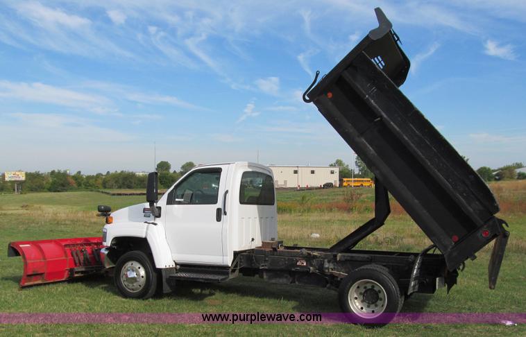 image for item I9786 2004 GMC C5500 dump truck
