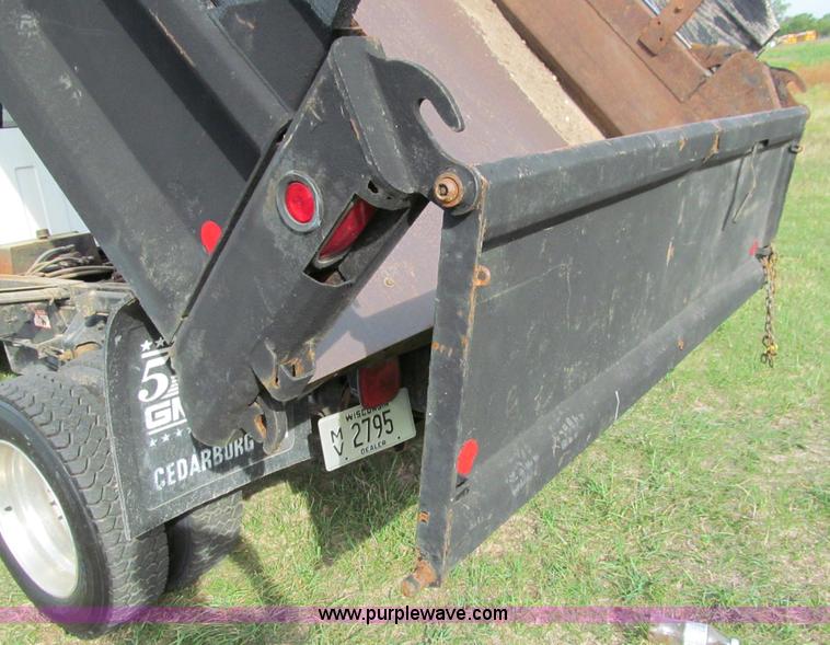 image for item I9786 2004 GMC C5500 dump truck
