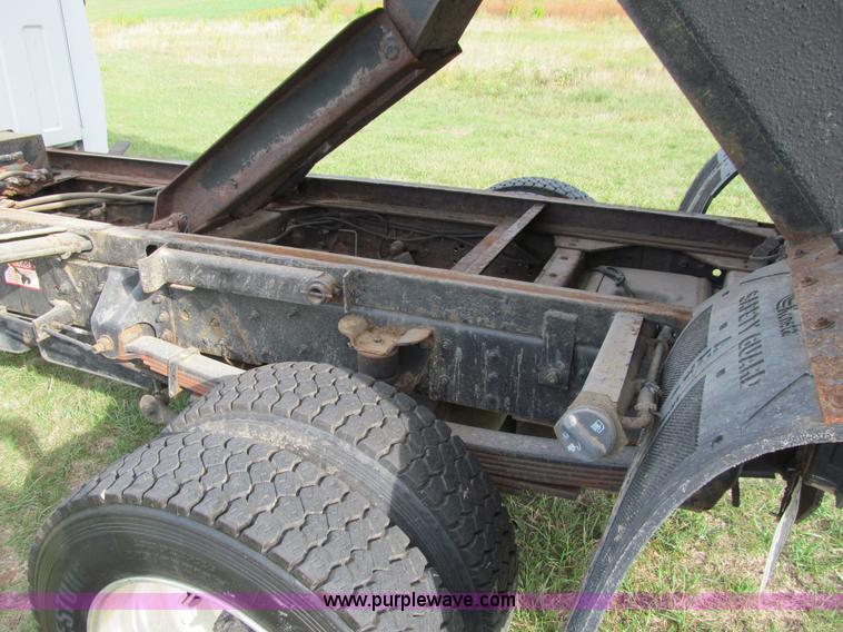 image for item I9786 2004 GMC C5500 dump truck