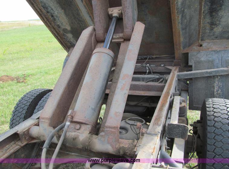 image for item I9786 2004 GMC C5500 dump truck