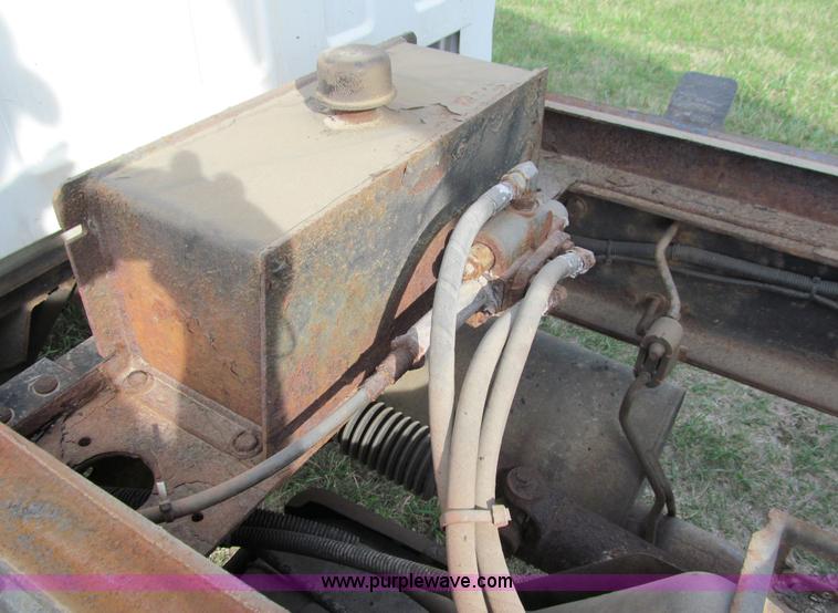 image for item I9786 2004 GMC C5500 dump truck