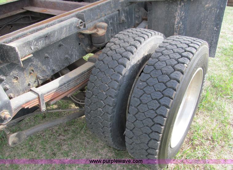 image for item I9786 2004 GMC C5500 dump truck