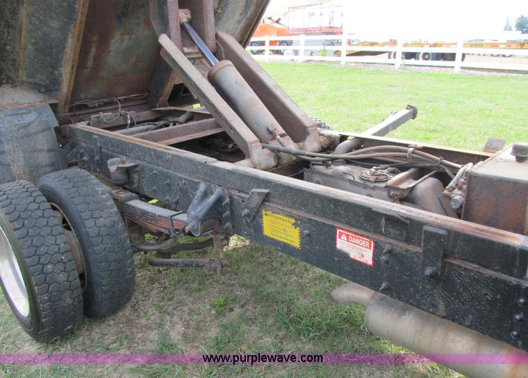 image for item I9786 2004 GMC C5500 dump truck