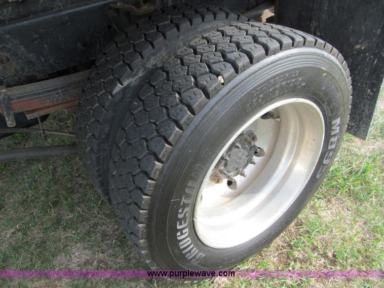 image for item I9786 2004 GMC C5500 dump truck