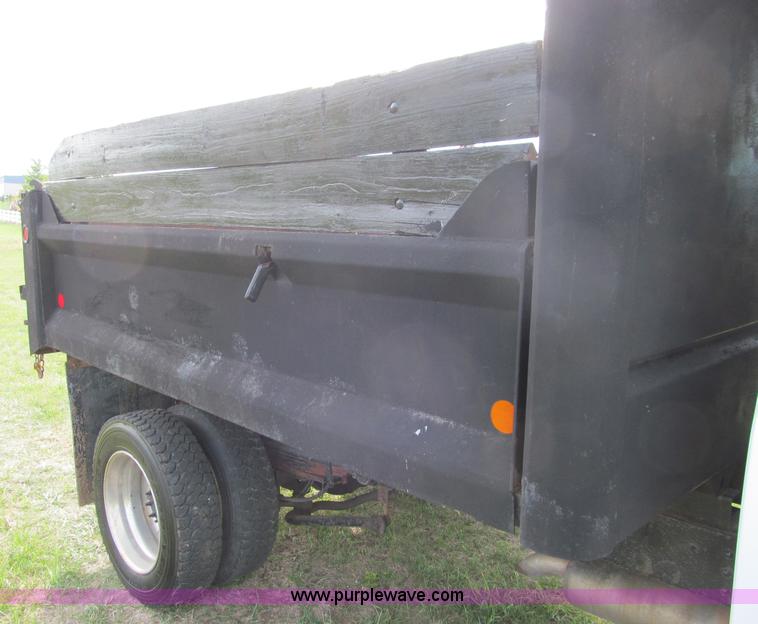 image for item I9786 2004 GMC C5500 dump truck