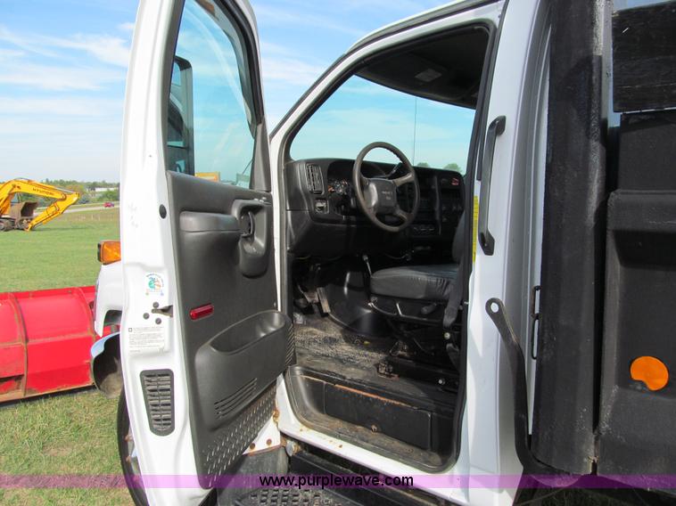 image for item I9786 2004 GMC C5500 dump truck