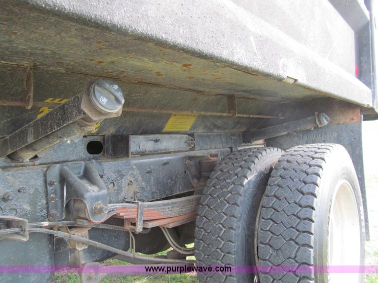 image for item I9786 2004 GMC C5500 dump truck