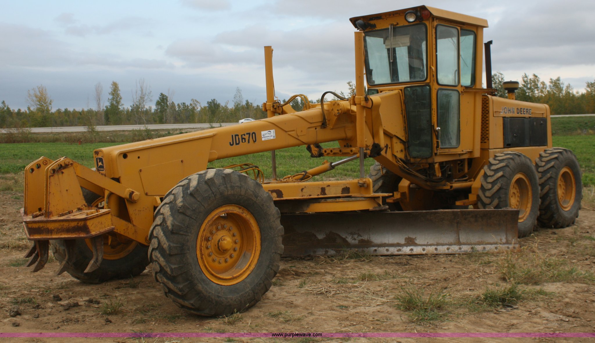 1978 John Deere 670 articulating motor grader in Wathena, KS Item