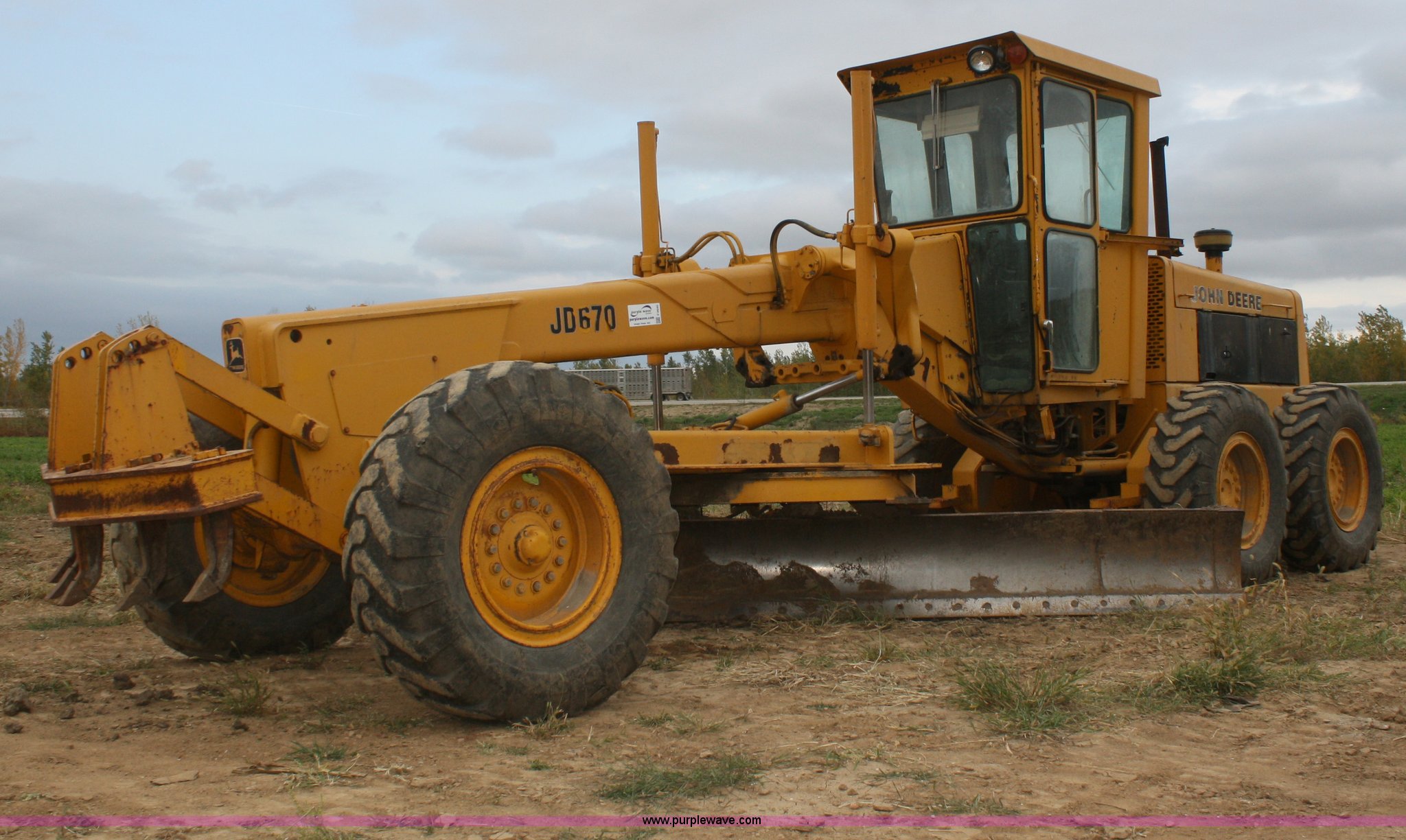 1978 John Deere 670 articulating motor grader in Wathena, KS Item