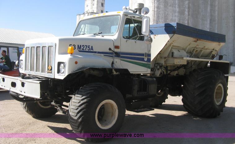 image for item B8301 1995 International 2554 dry fertilizer spreader truck