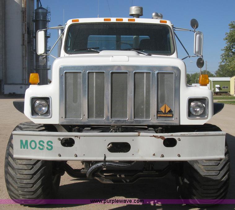 image for item B8301 1995 International 2554 dry fertilizer spreader truck