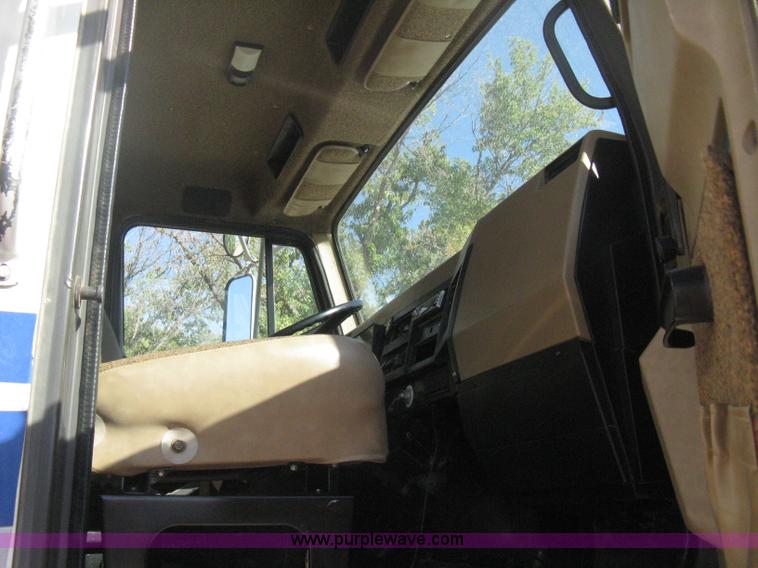 image for item B8301 1995 International 2554 dry fertilizer spreader truck