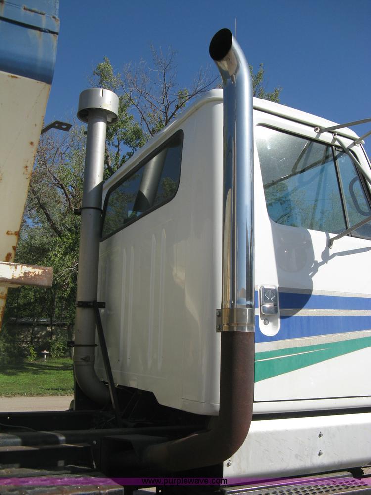 image for item B8301 1995 International 2554 dry fertilizer spreader truck