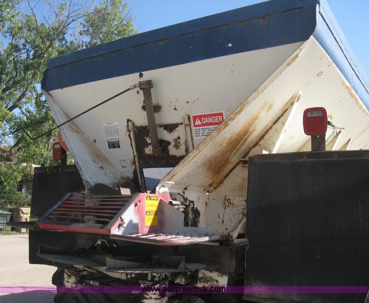 image for item B8301 1995 International 2554 dry fertilizer spreader truck