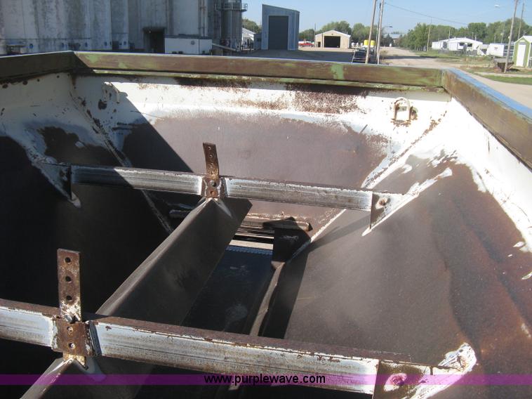 image for item B8301 1995 International 2554 dry fertilizer spreader truck