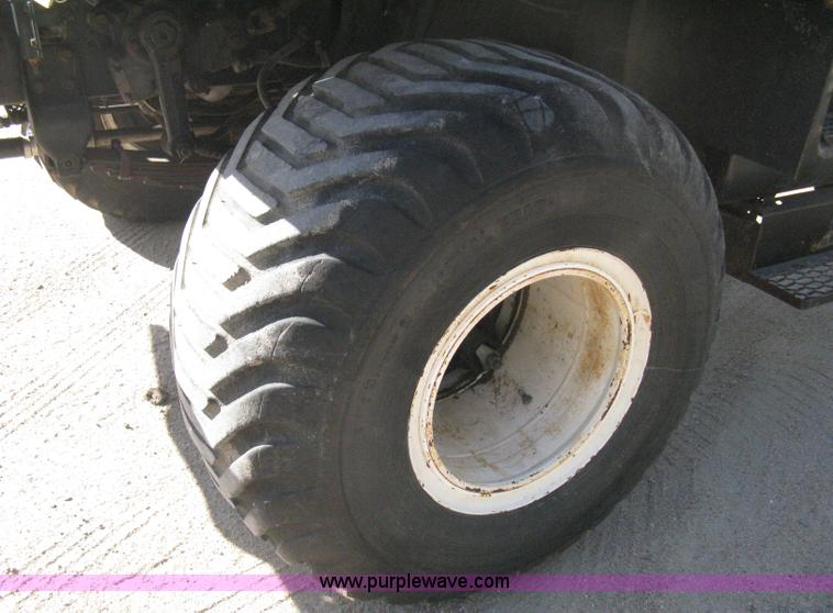 image for item B8301 1995 International 2554 dry fertilizer spreader truck