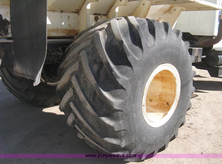 image for item B8301 1995 International 2554 dry fertilizer spreader truck