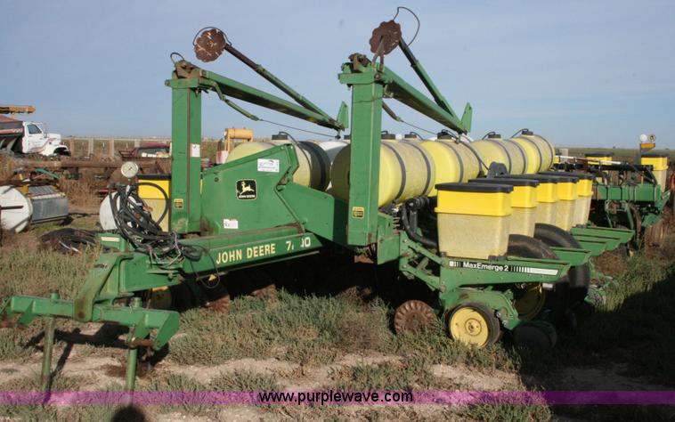 image for item C3574 1998 John Deere 7200 planter