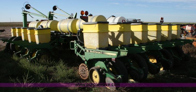 image for item C3574 1998 John Deere 7200 planter