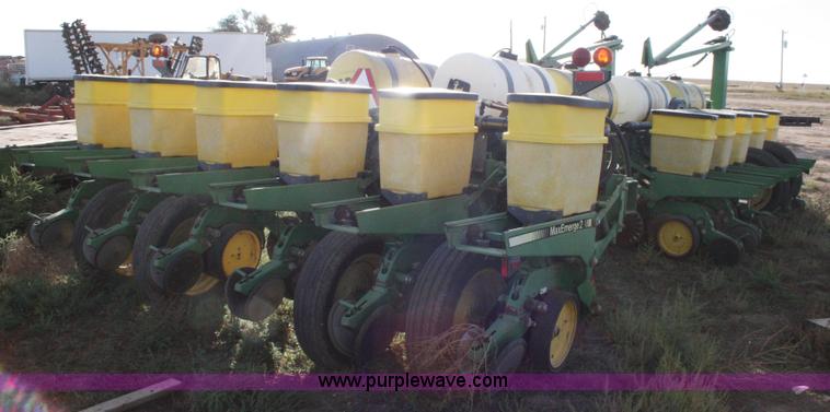 image for item C3574 1998 John Deere 7200 planter