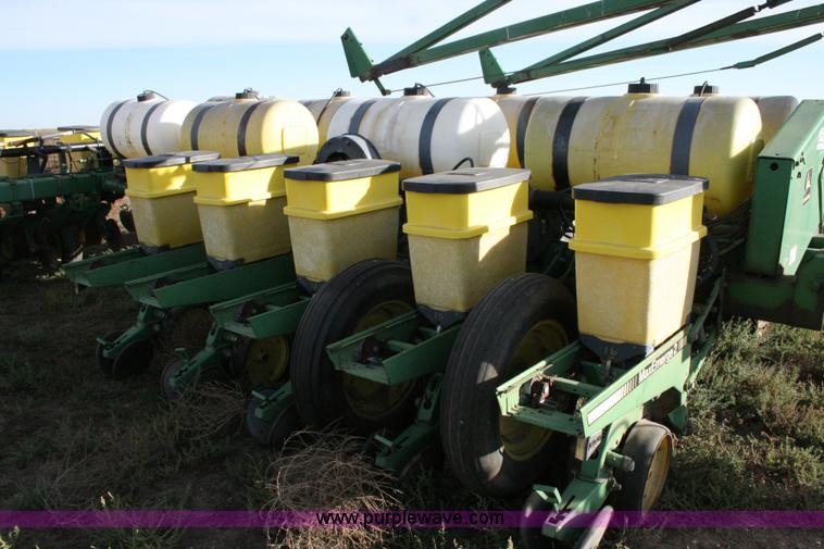 image for item C3574 1998 John Deere 7200 planter