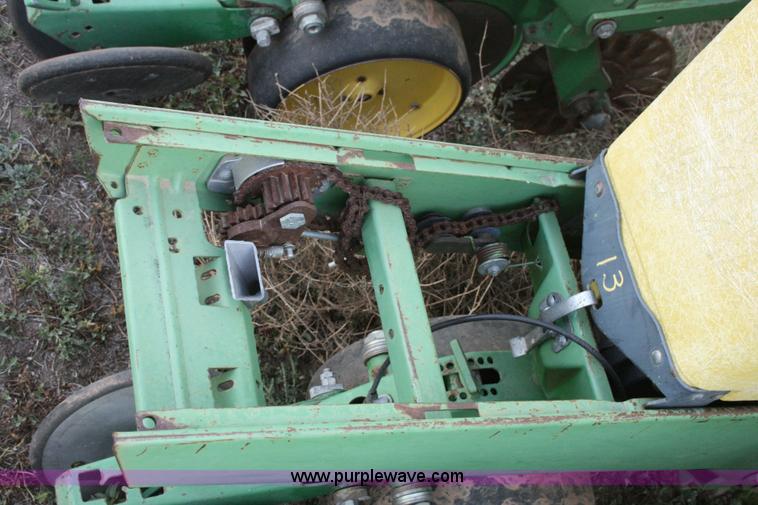 image for item C3574 1998 John Deere 7200 planter