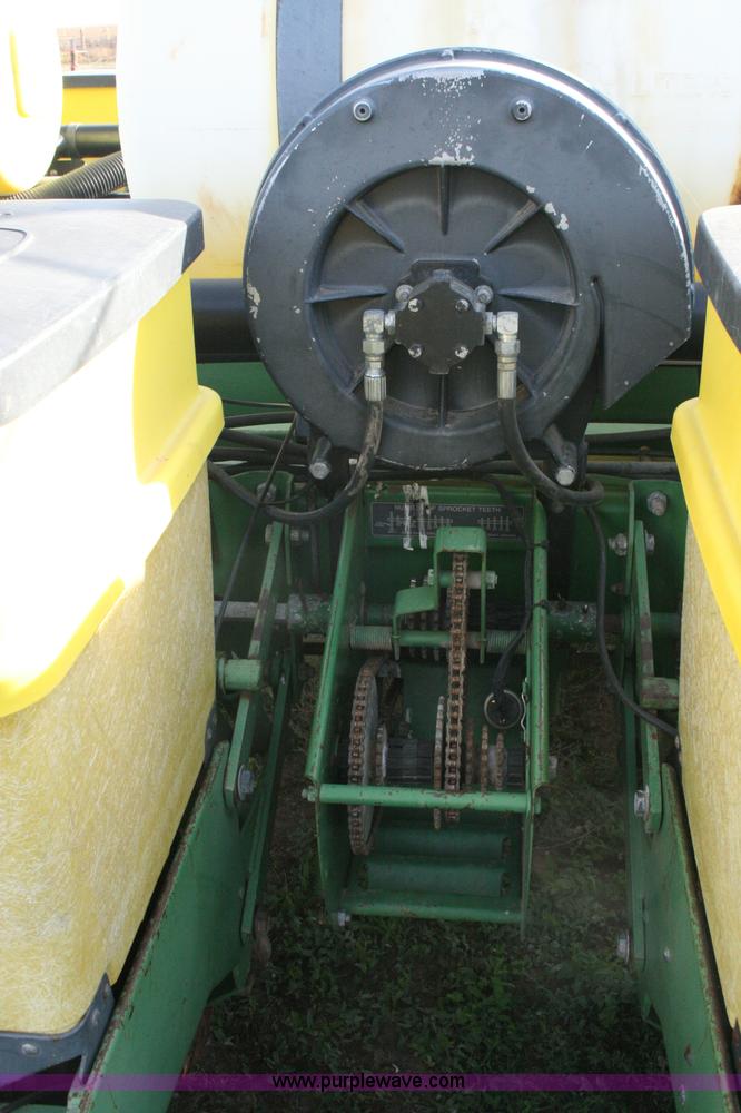image for item C3574 1998 John Deere 7200 planter