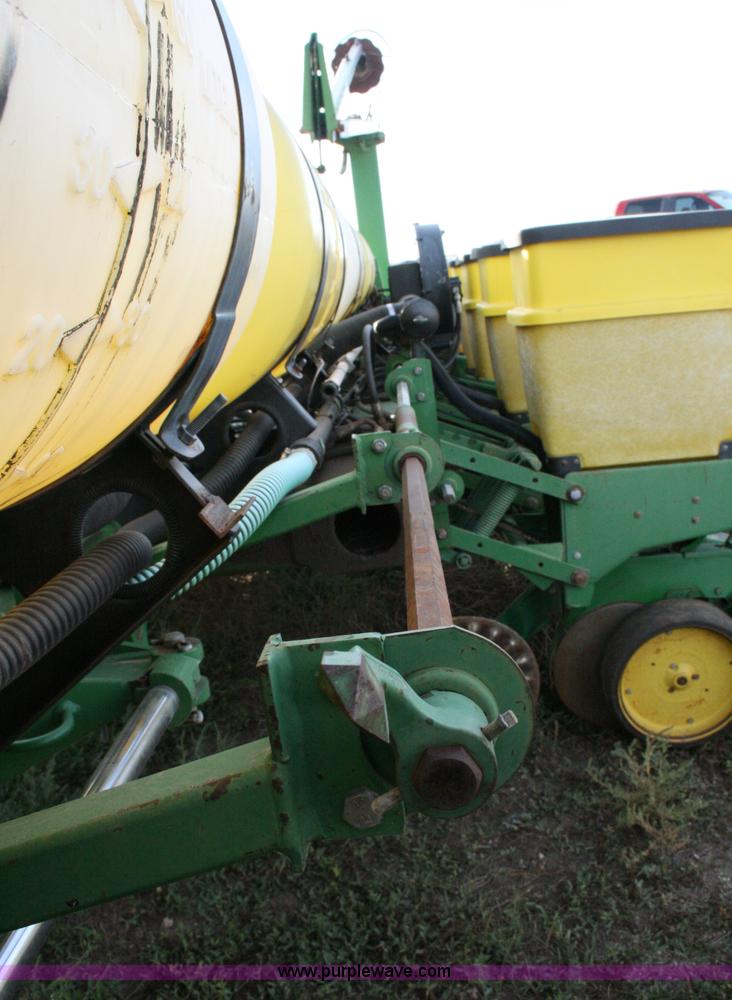 image for item C3574 1998 John Deere 7200 planter