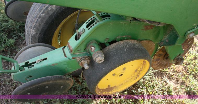 image for item C3574 1998 John Deere 7200 planter
