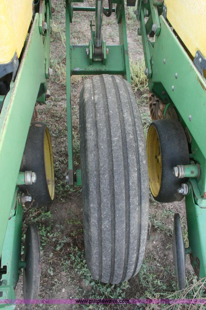 image for item C3574 1998 John Deere 7200 planter